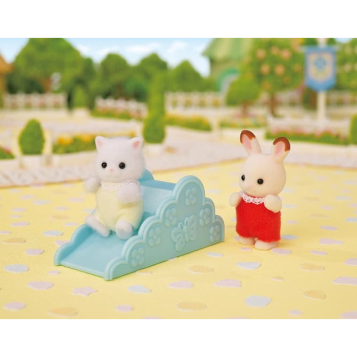 Sylvanian Families Zábavný park s větrným mlýnem a kotětem