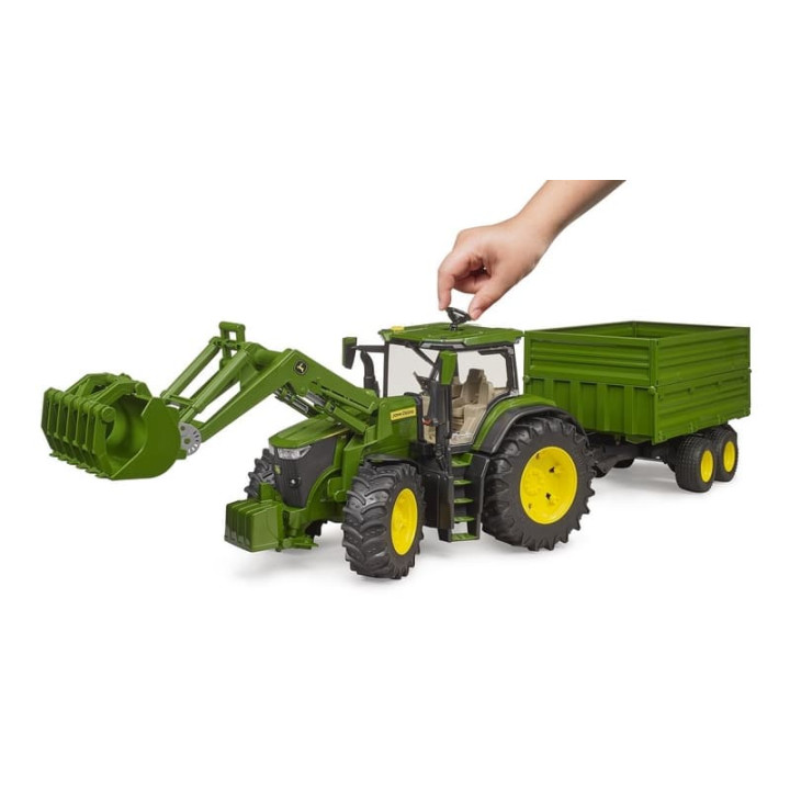 Bruder 3155 traktor John Deere 7R 350 s čelním nakladačem a tandemovým přepravním přívěsem