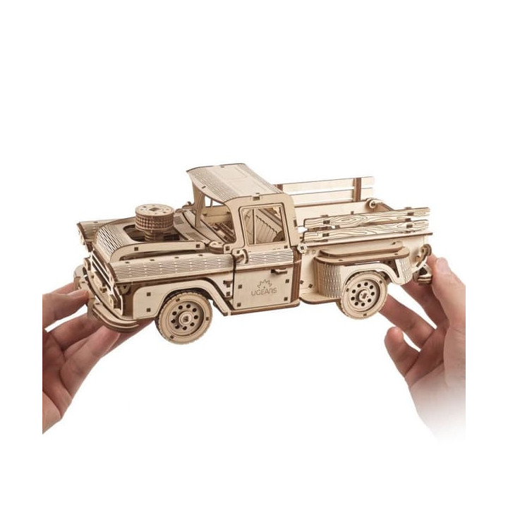 Ugears 3D dřevěné mechanické puzzle Americký náklaďák (pick-up)