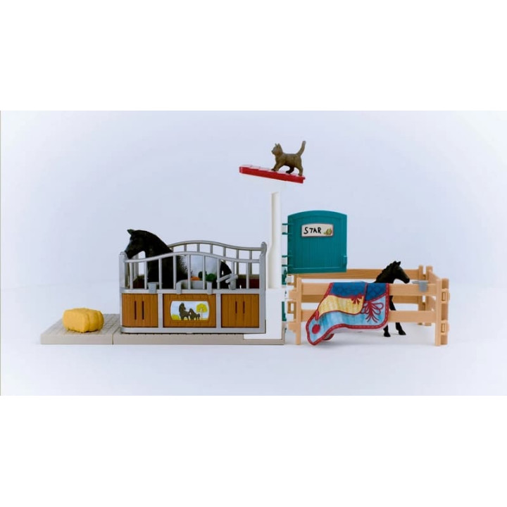 Schleich 42611 Box pro koně s klisnou a hříbětem