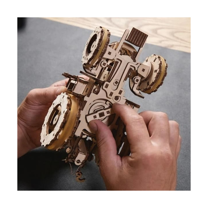 Ugears 3D dřevěné mechanické puzzle Traktor vítězí