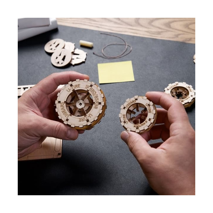 Ugears 3D dřevěné mechanické puzzle Traktor vítězí