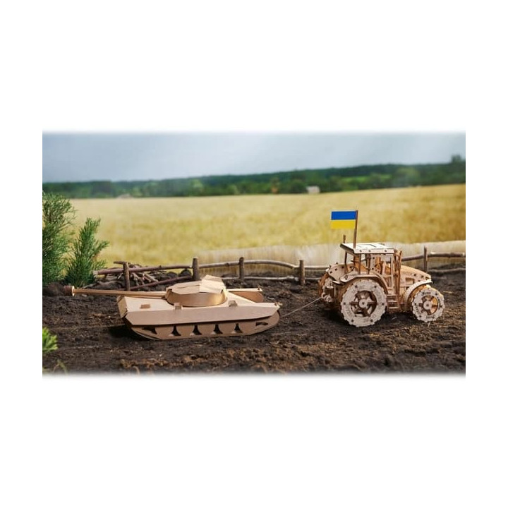 Ugears 3D dřevěné mechanické puzzle Traktor vítězí