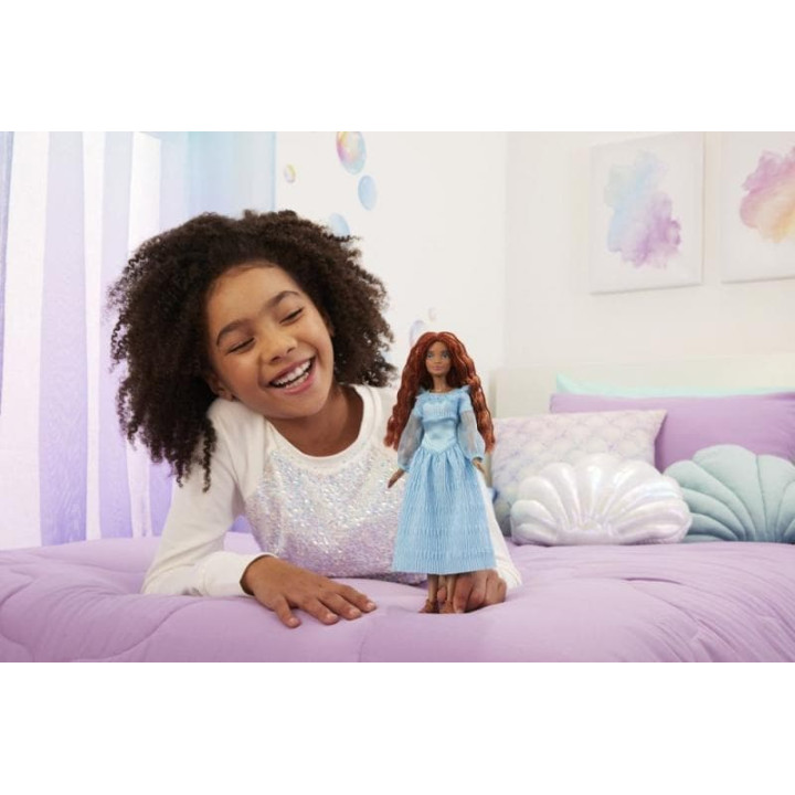 Disney Malá mořská víla Ariel na souši v modrých šatech