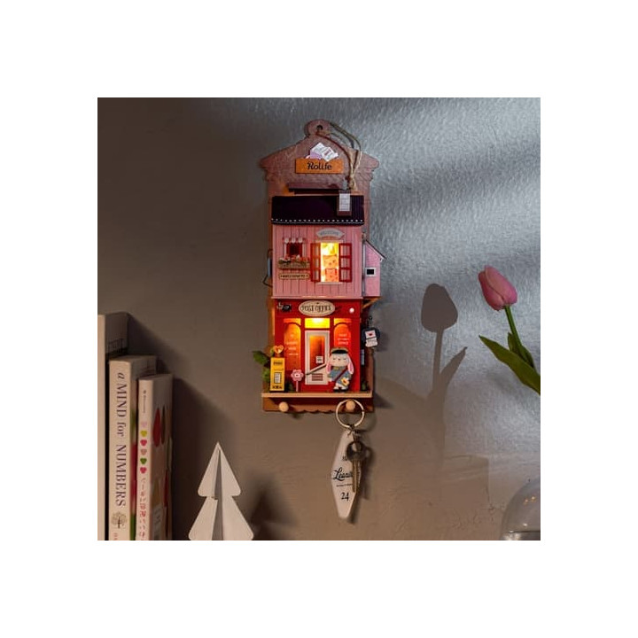 RoboTime miniatura domečku k zavěšení Kancelář pošty