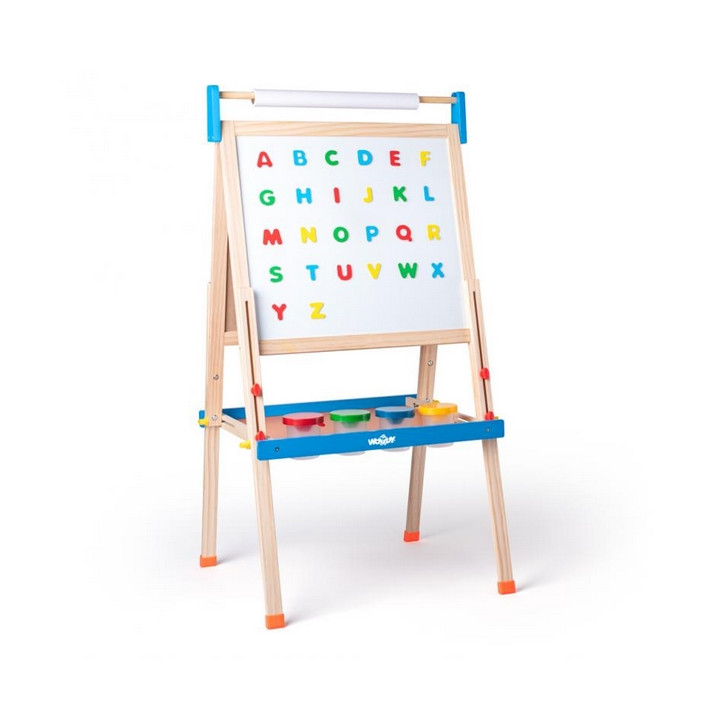 Tabule ABC s písmeny, s rolí papíru a kelímky