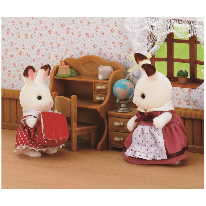 Sylvanian Families - Sestra u psacího stolu se židlí