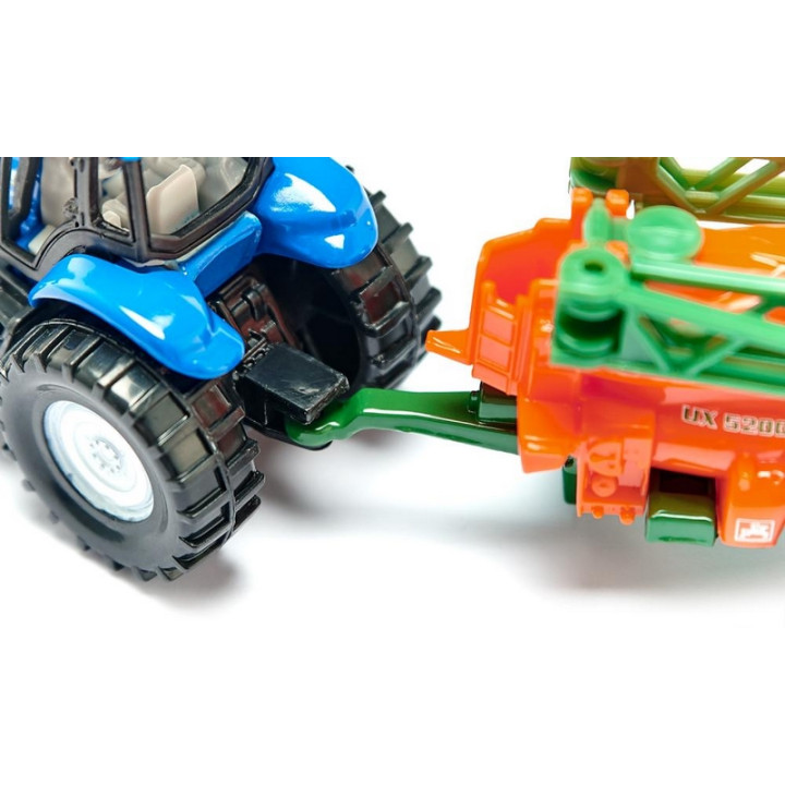 SIKU Super 1668 - Traktor s přívěsem na rozprašování hnojiva