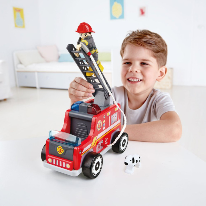 Hasičský vůz s hasičem